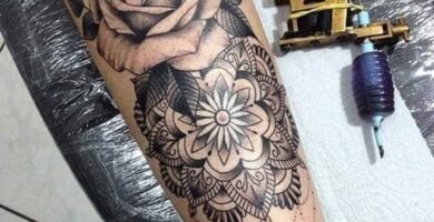 1 Destacada BlackWork en antebrazo mujer Rosa y Flor de Loto