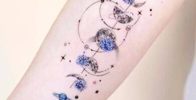 1 TOP 1 Tatuajes Mujer Realmente Bellos Parte 2 Fases lunares en flores azules pequenas y delicadas en atebrazo gema celeste topazio