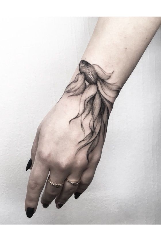 1 Tatuajes de peces en la mano