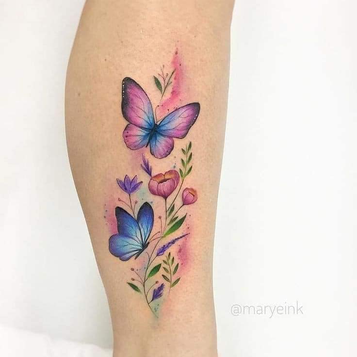 2 TOP 2 Tattoo mit zarten Schmetterlingen, blauen und rosa violetten Blumenzweigen und rosa Blumen auf der Wade