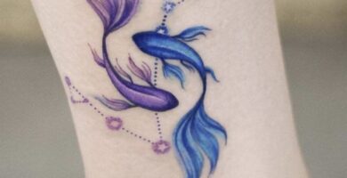 2 TOP 2 Tatuajes de Piscis Peces violeta y azul con constelacion y en forma de yin yang