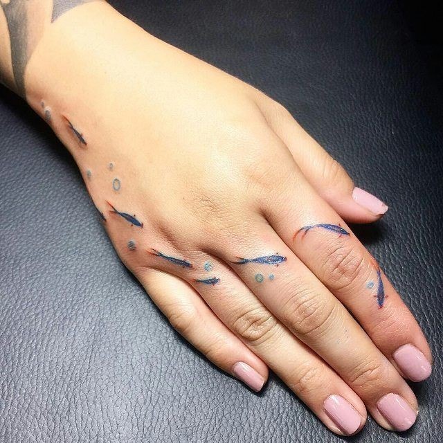 2. Tatuajes de peces en los dedos de la mano