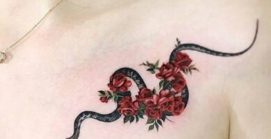 1 TOP 1 Tatuaje de Rosa Roja en Clavicula con Serpiente hasta el hombro