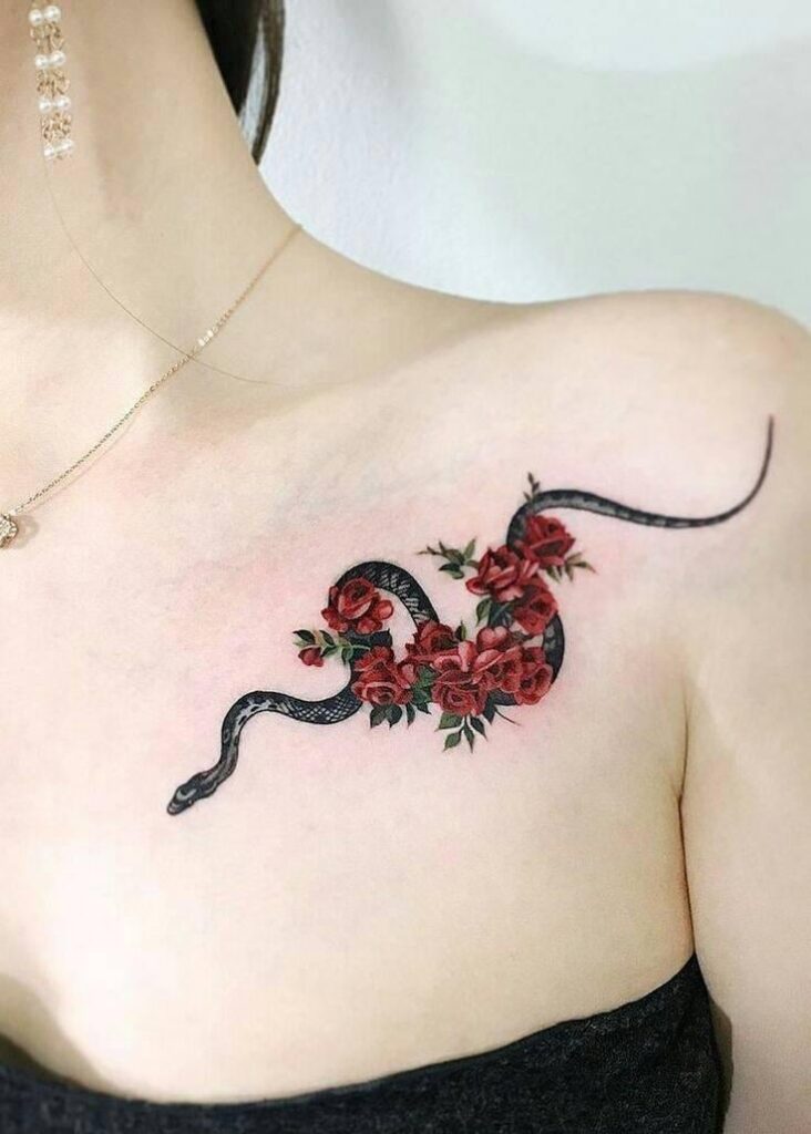 1 TOP 1 Tatuaggio con rosa rossa sulla clavicola con serpente fino alla spalla
