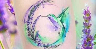 1 TOP 1 Tatuaje de colibri en Antebrazo en tonos violetas y verdes con circulo de lavanda y hojas