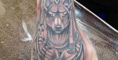 1 TOP 1 Tatuajes de Anubis en mano negro con tecnica de sombreado