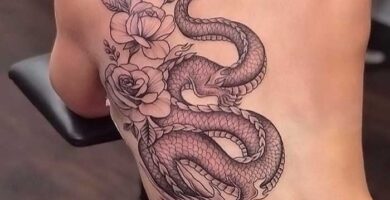 1 TOP 1 Tatuajes de Dragones en media espalda con rosas ramas y hojas BlackWork Negro