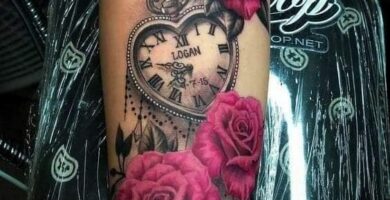 1 TOP 1 Tatuajes en el Antebrazo Tres Rosas Reloj en Forma de Corazon Hojas