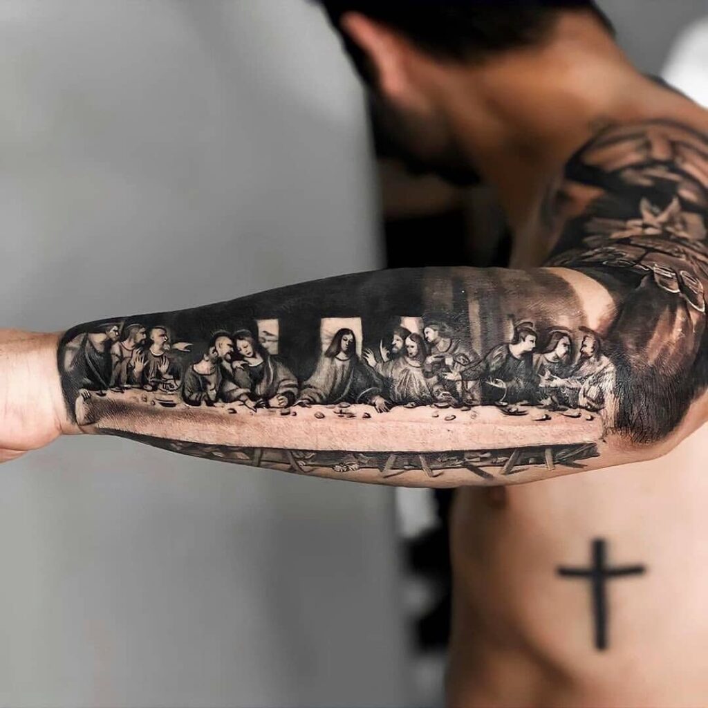 1 TOP 1 Tattoos Realismusszene des letzten Abendmahls mit Jesus auf schwarzem Unterarm