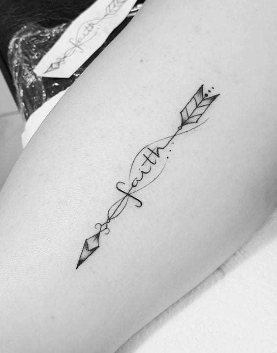1 Fontes para Tatuagens de Nomes Word Faith com flecha e pequenos enfeites