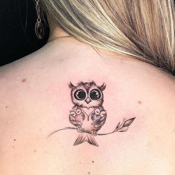 10 Tatuajes de Buhos en el centro superior de la espalda madre con dos hijos rosado y celeste en las alas posado sobre ramita