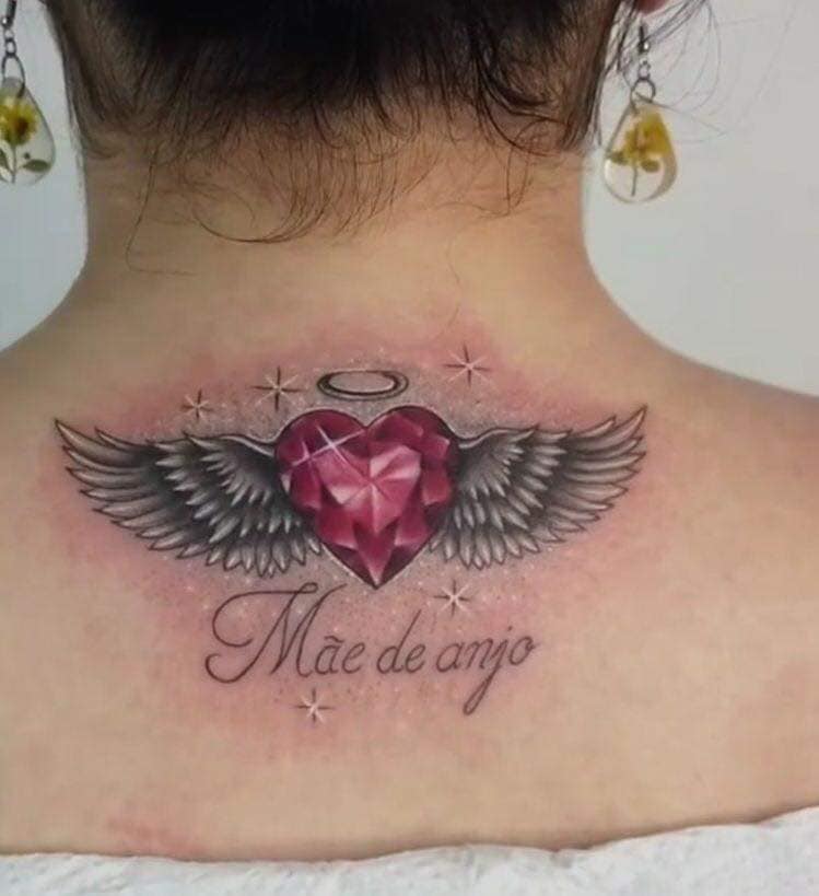 103 tatuagens de asas de anjo com rubi em forma de coração com auréola de anjo nas costas abaixo do pescoço