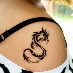 11 Tatuajes de Dragones Mediano en Hombro Negro