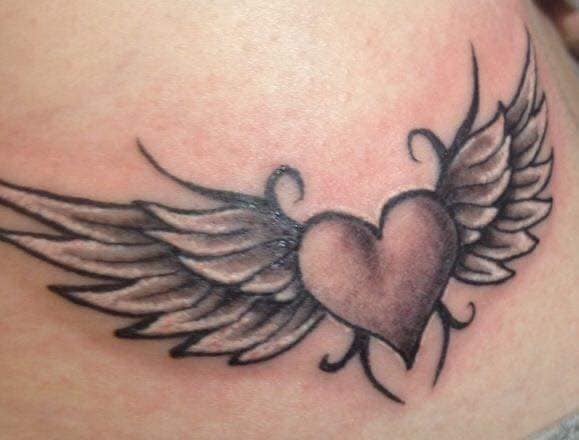 112 tatuagens de asas de anjo com coração preto