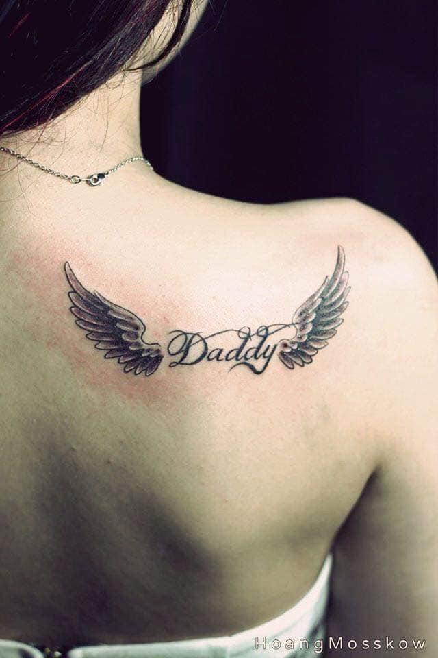 112 tatouages d'ailes d'ange sur l'omoplate avec le mot papa