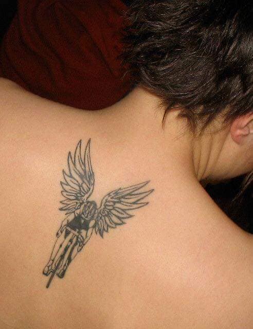 114 tatouages d'ailes d'ange pour les femmes faisant du vélo sur le dos sur les omoplates
