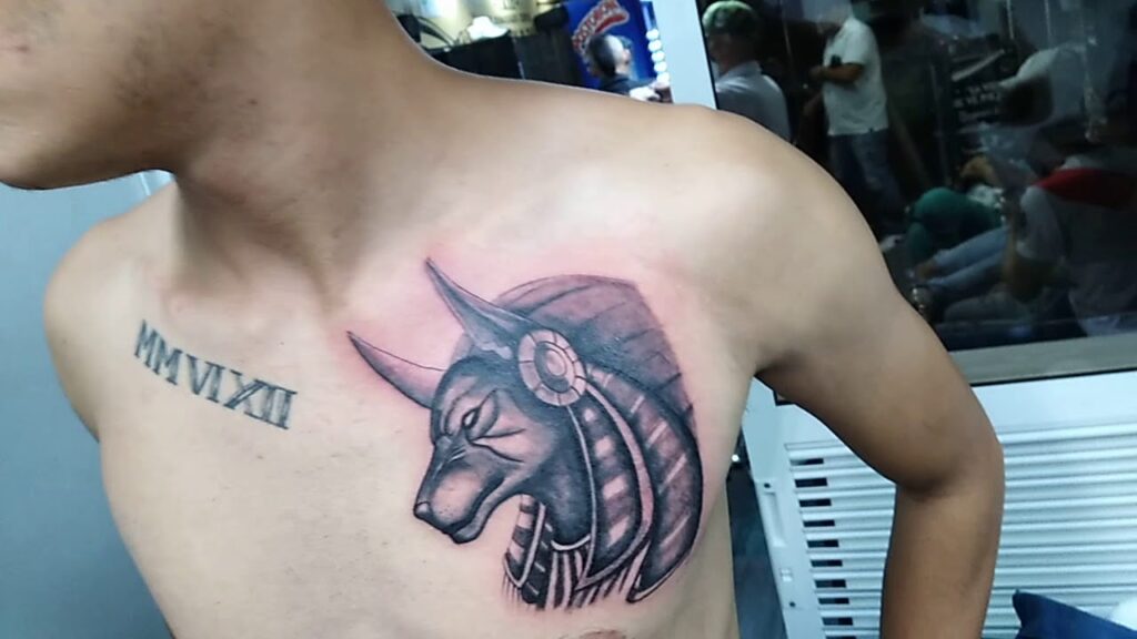 13 Tatuaggio Anubi sul petto