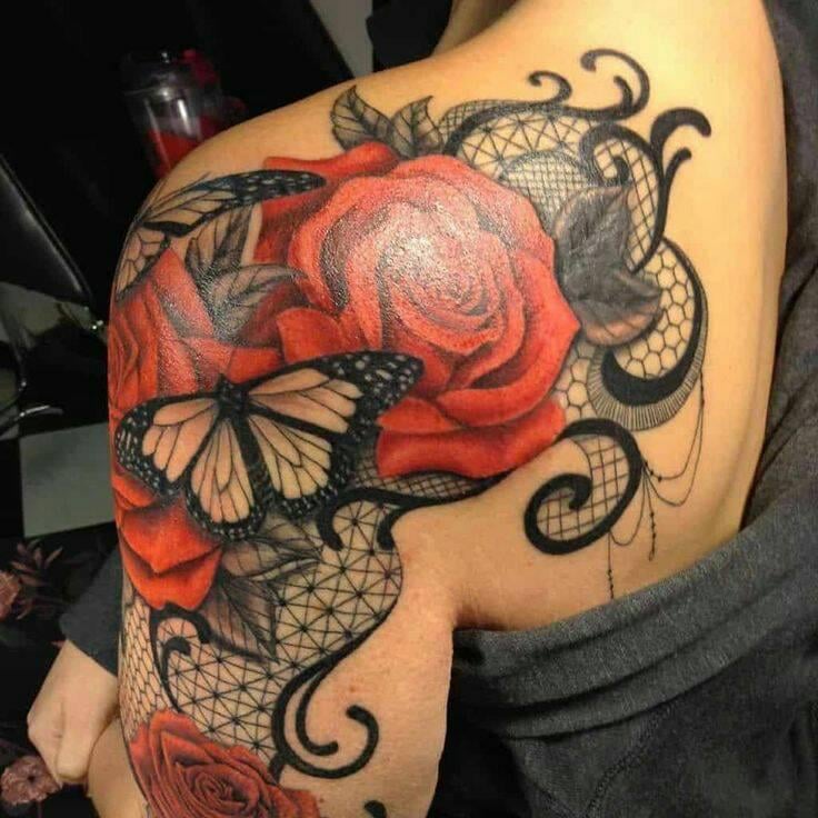 14 Tattoo mit orangefarbenen Rosen, schwarzen Schmetterlingsornamenten und Firuletten auf der Schulter und einem Teil des Armes und des Rückens, Wabenmuster mit Rauten und geometrischen Formen