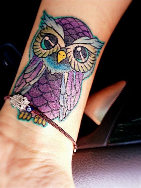 14 Tatuajes de Buhos en full color violeta amarillo celeste en muneca