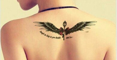 159 Tatuajes de Alas de Angel Negras con mono rojo en el medio en medio de los omoplatos con llave e inscripcion