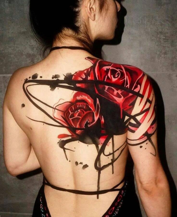 16 Tatuaje de Rosas Rojas acuarela dos rosas gigantes con manchas no lineales negras por todo el lado derecho de la espalda y hombro brazo