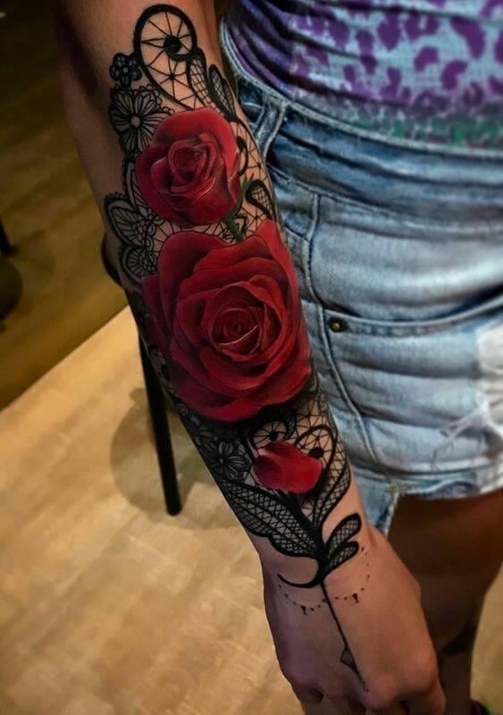 17 Tatuaggio a mezza manica di tre Rose Rosse sull'avambraccio con decorazioni floreali e spirali nere sullo sfondo fino alla mano