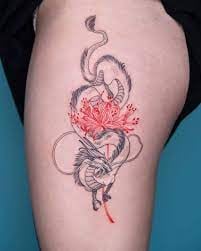 17 Tatuajes de Dragones en muslo con flor Roja