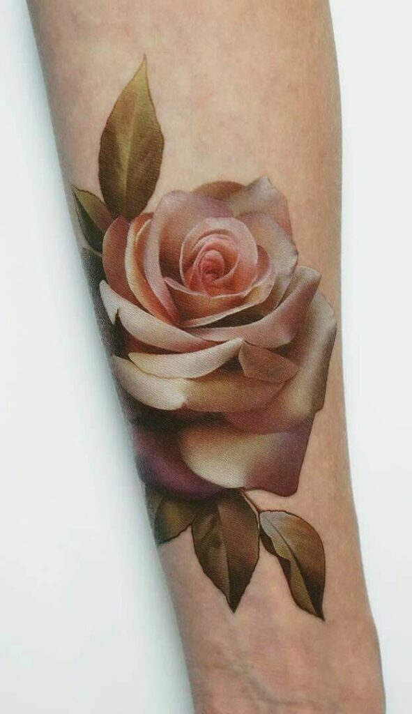 18 Tatuaje de Rosa Rosada y natural Realista Retrato en antebrazo con hojas