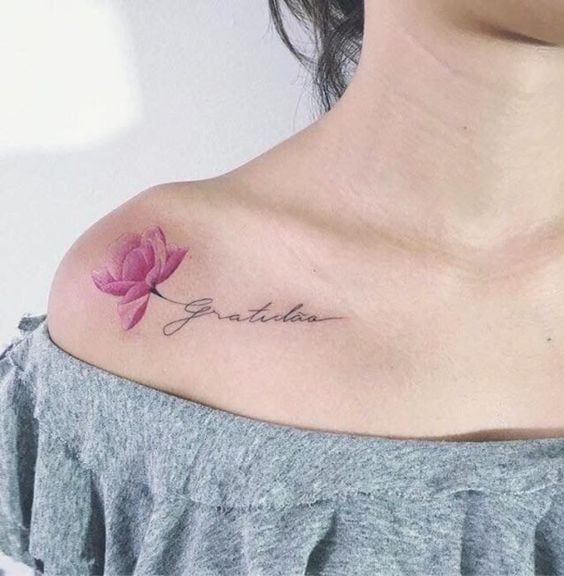 2 Fontes para tatuagens de nomes na clavícula com uma flor rosa