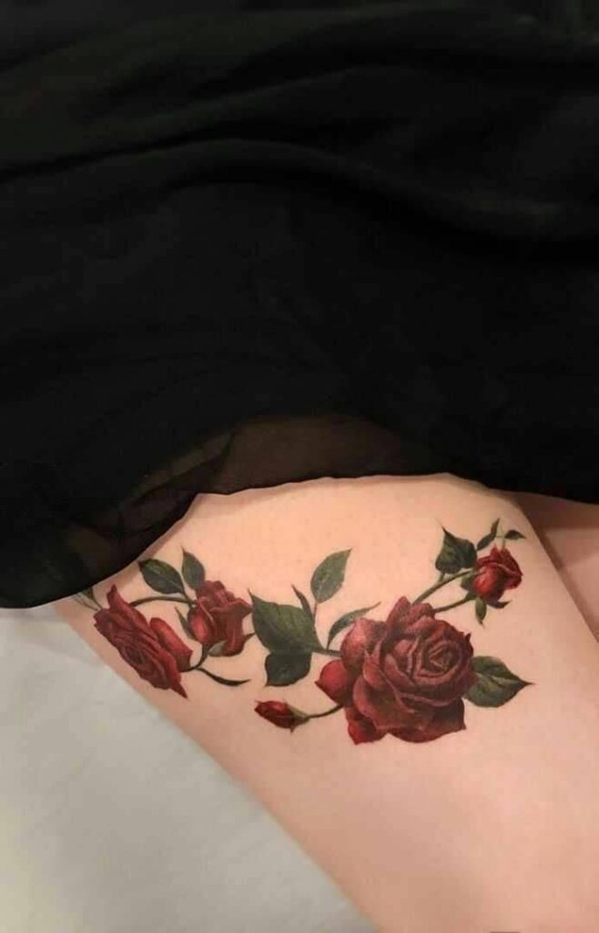 20 Tatuagem de Ramo de Rosas Vermelhas com Várias na Coxa