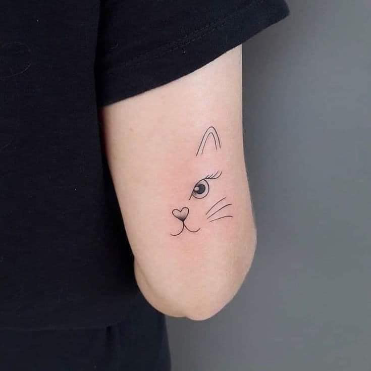 20 tatuaggi di gatto a mezza faccia sul retro del braccio