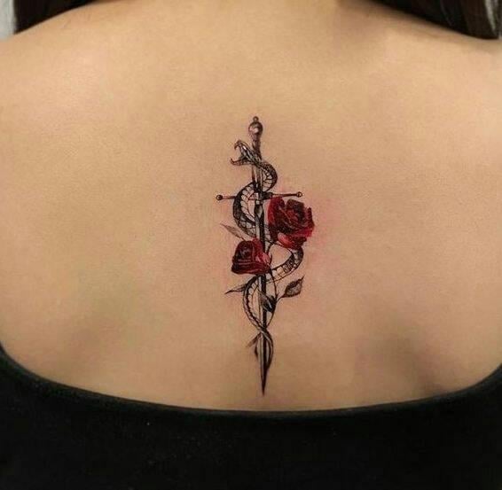 21 Tatuaje de Rosas Rojas y serpiente enroscada en una daga en forma de cruz en espalda entre los omoplatos