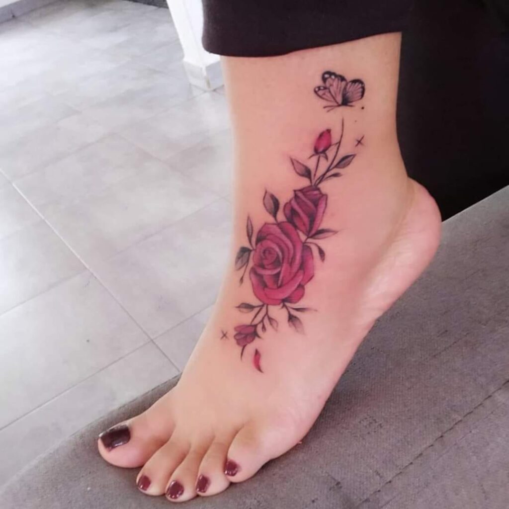 213 tatuagens de rosas vermelhas no peito do pé com botões de borboleta