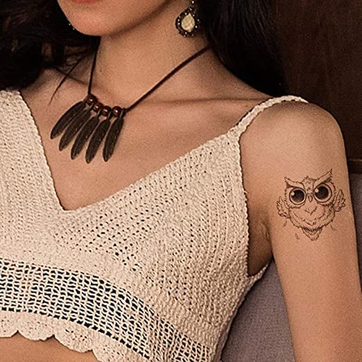 22 Tatuajes de Buhos minimalista estetico contorno negro en brazo