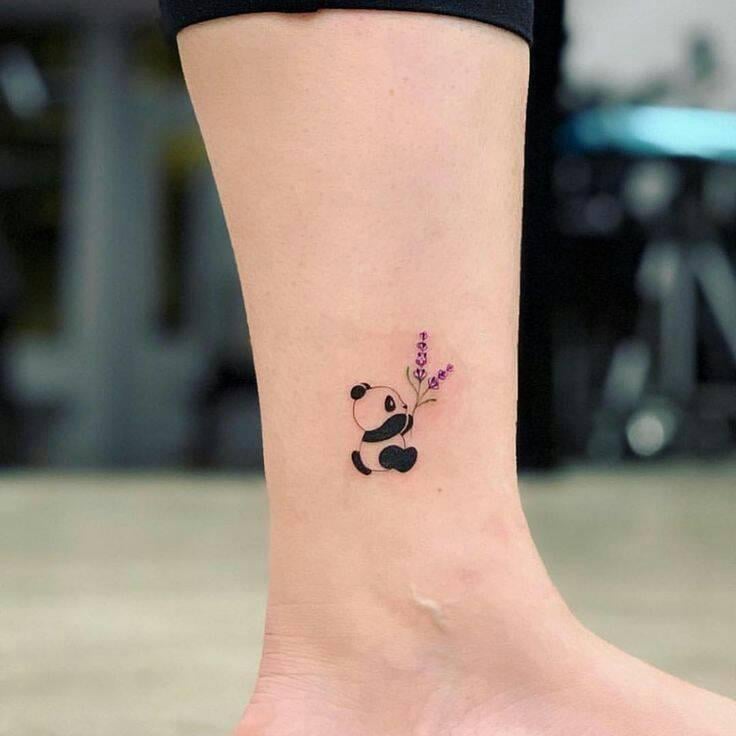 22 Tattoos des schwarzen Pandas mit einem Lavendelzweig auf der Wade