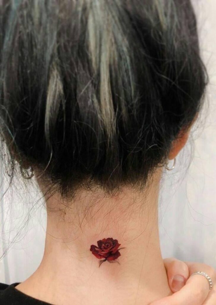 23 Tatuaje de Rosas Rojas Pequena minimalista en cuello nuca