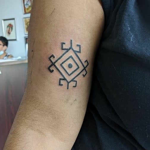 23 Tatuajes Tribales Negros Simbolo de rombo con punto en el medio para brazo