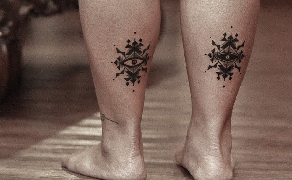 24 tatuagens tribais pretas em cada tornozelo um olho preto e branco inscrito em um losango