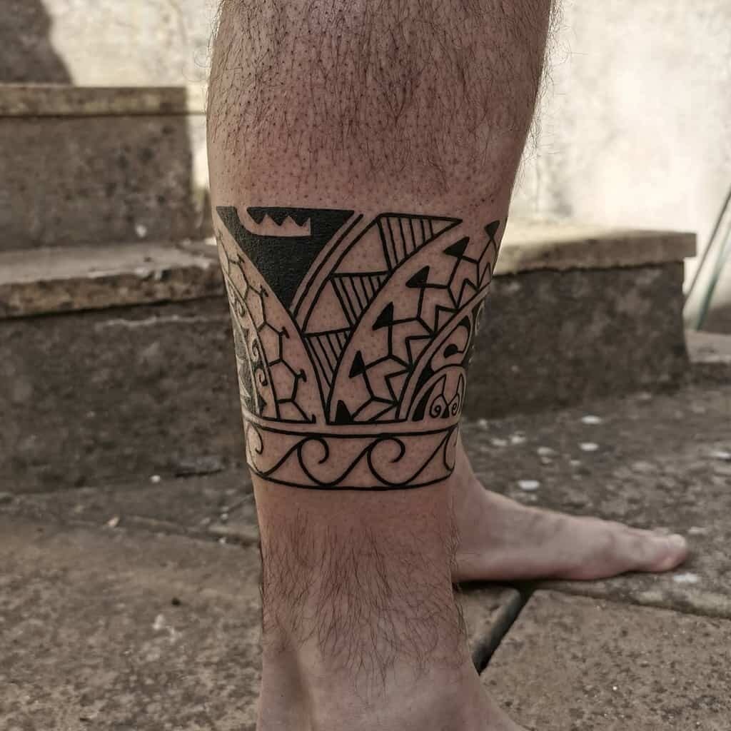 Tornozeleira com 25 tatuagens tribais pretas com ornamentos geométricos de meio sol