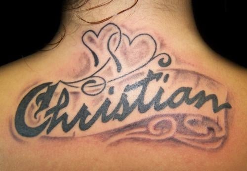 25 Tipografias para Tatuajes de Nombres en espalda alta Chistian con corazones