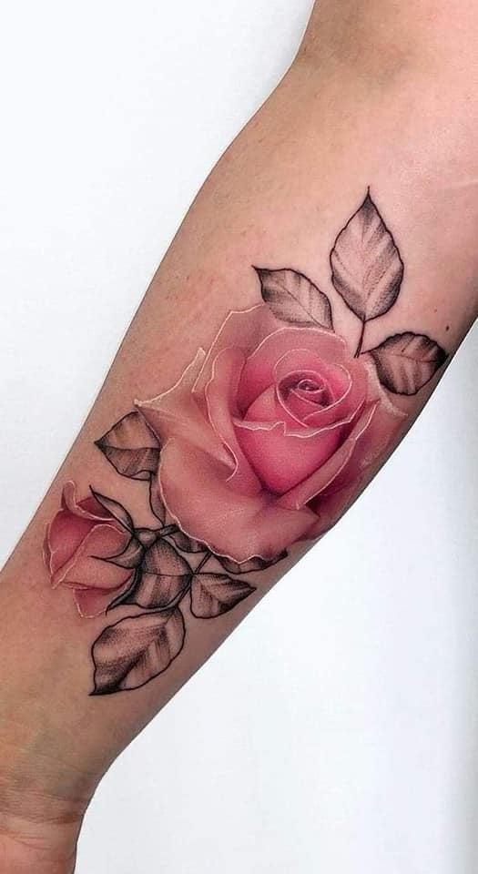 3 TOP 3 Tattoos auf dem Unterarm Eine rosa Rose mit einem Schössling und Blättern