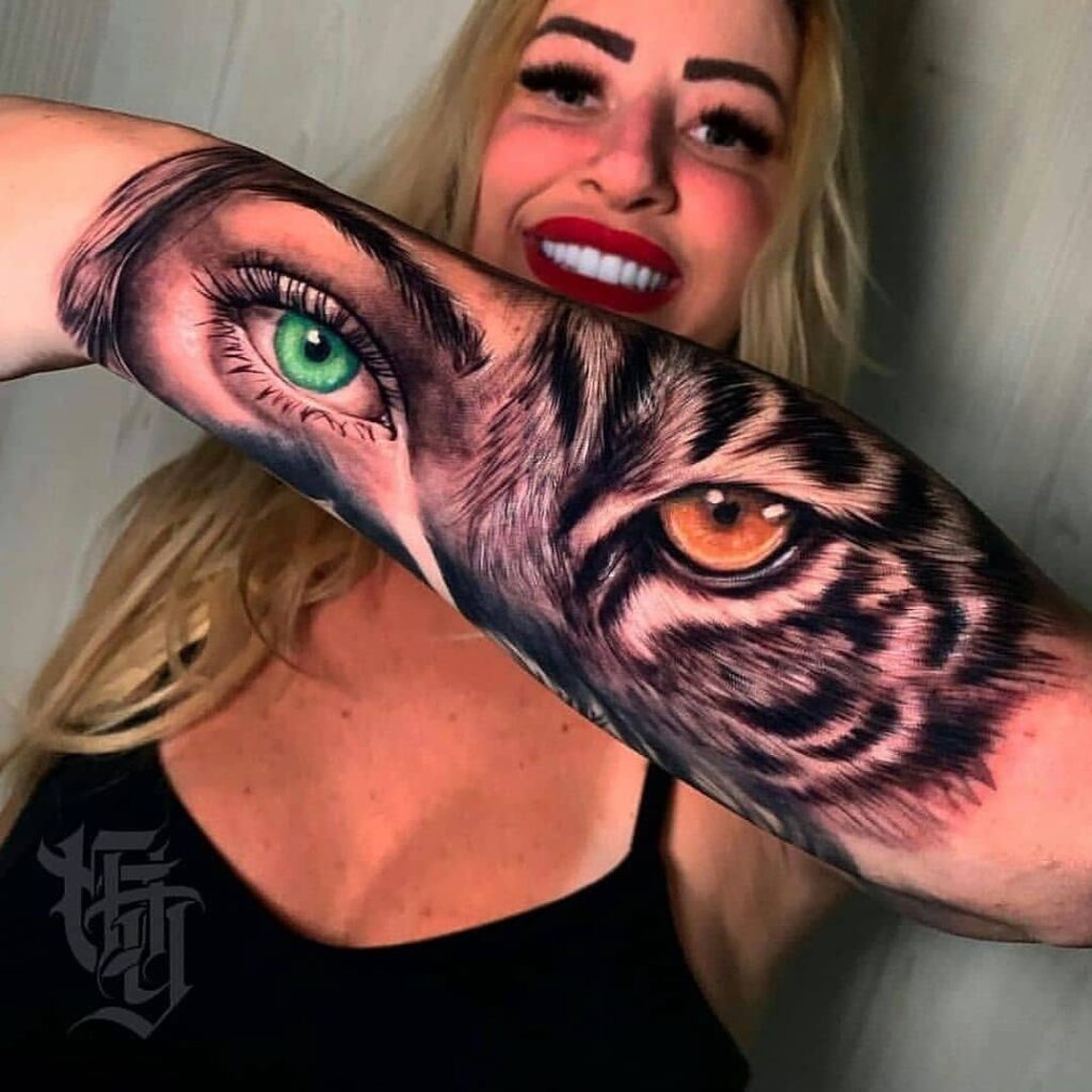 3 TOP 3 Tatouages réalisme portrait moitié yeux verts d'une femme et yeux oranges d'un tigre sur l'avant-bras