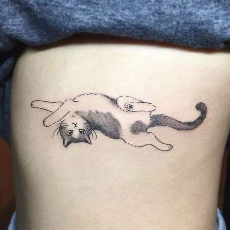 3 tatuagens de gatos puxando barriga de gato preto e branco nas costelas