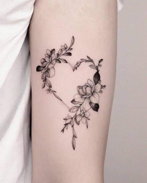 30 Herz-Tattoo-Skizzen für Männer und Frauen aus schwarzen Blumen und Zweigen auf dem Arm