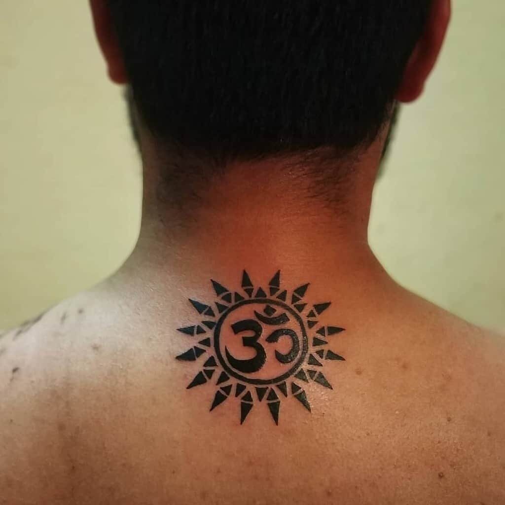 31 schwarze Tribal Tattoos Sonne mit OM-Symbol in der Mitte unterhalb des Nackens