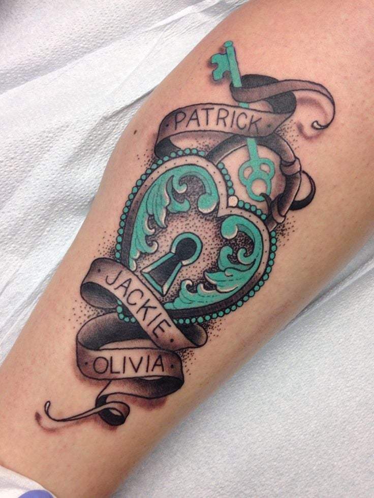 31 Tipografias para Tatuajes de Nombres con corazon con llave tonos celestes Patrick Jackie Olivia en pantorrilla
