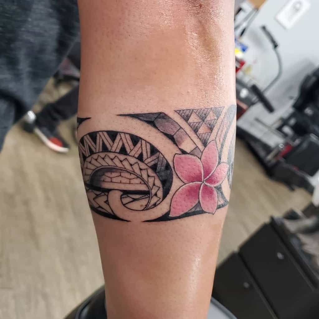 33 ruban de tatouages tribaux noirs sur l'avant-bras avec une touche rose de fleur et de spirales
