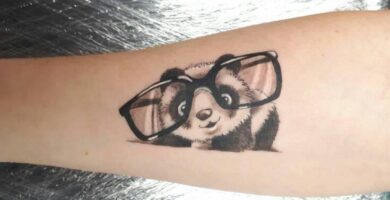 33 Tatuajes de Panda Peludo acostado con Grandes Anteojos en antebrazo