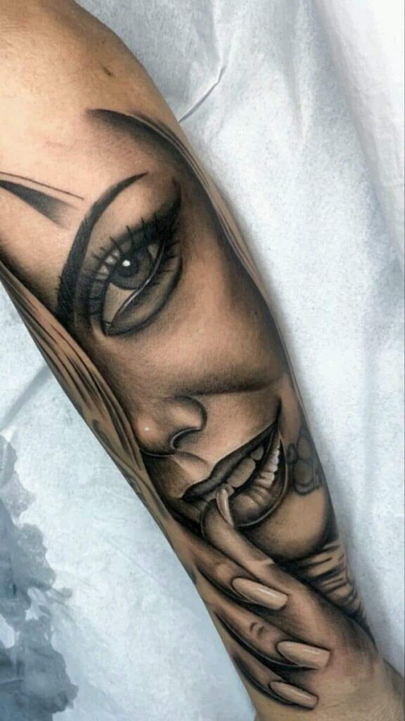 37 Realismus-Tattoos, weibliches Gesicht, Auge und Lippen auf dem Unterarm