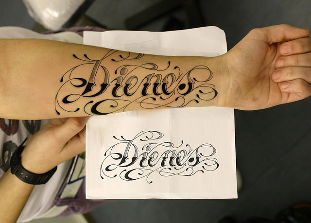 37 Tipografias para Tatuajes de Nombres en antebrazo y muneca tipologia llena de curvas y adornos Diane